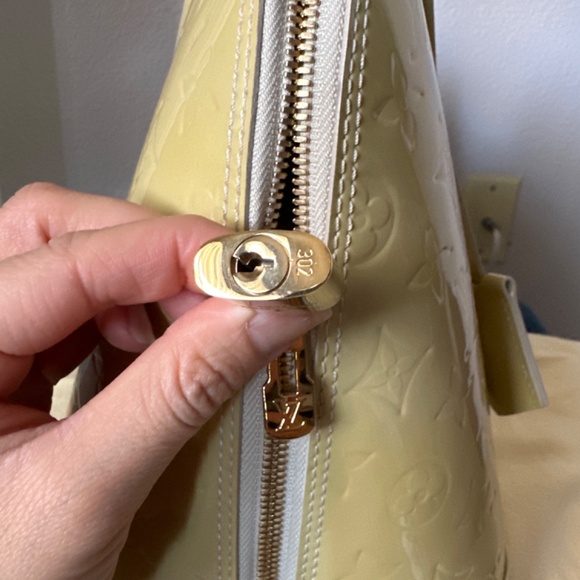 Louis Vuitton Alma - Picture 17 of 17